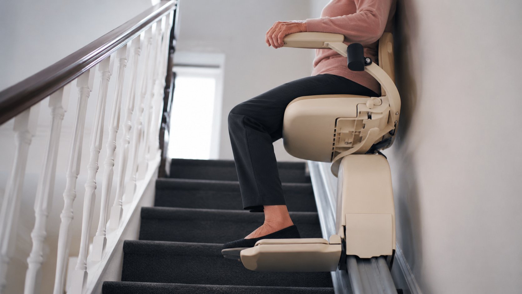 Personne agee installee confortablement sur un monte-escalier